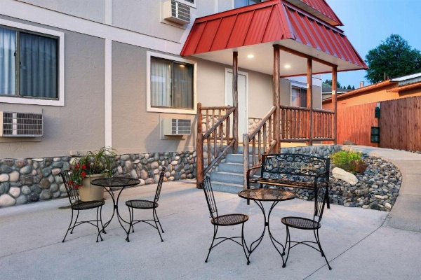 Super 8 by Wyndham Cody image 11