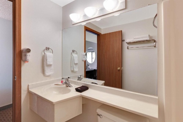 Super 8 by Wyndham Cody image 21