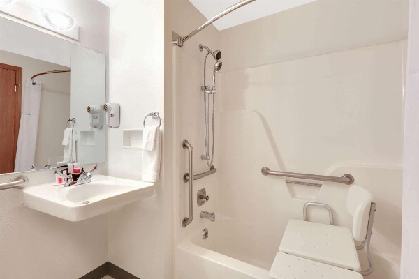 Super 8 by Wyndham Cody image 5