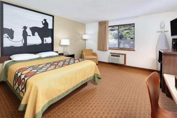 Super 8 by Wyndham Cody image 8