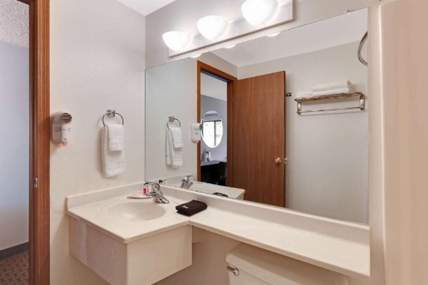 Super 8 by Wyndham Cody image 9